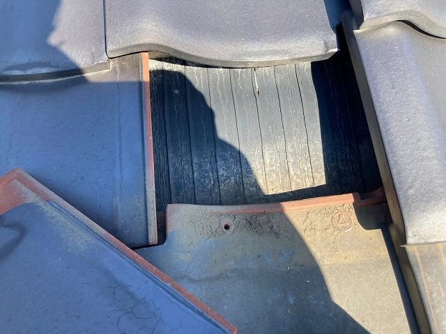 下葺き材の劣化で亀裂